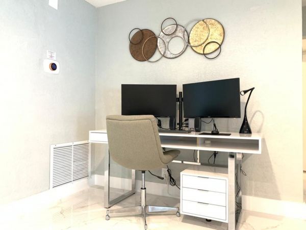 Hollywood Home 978788