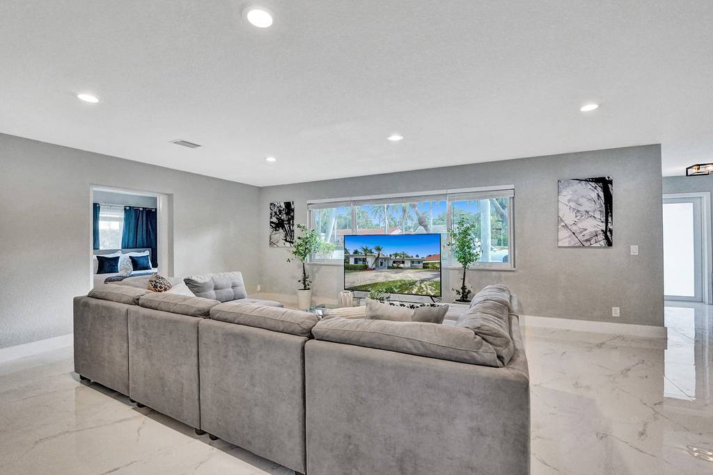 Hollywood Home 978788