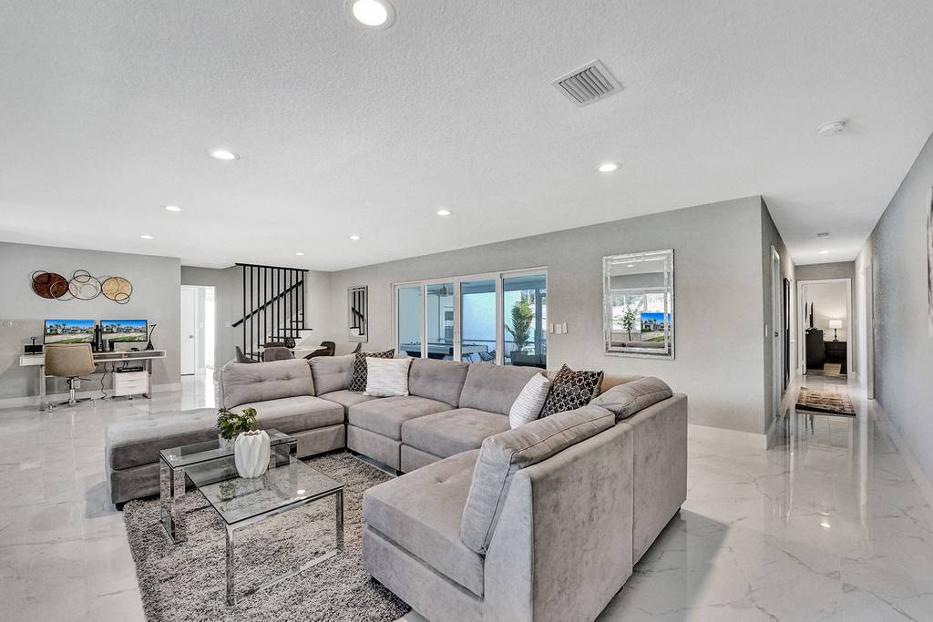 Hollywood Home 978788