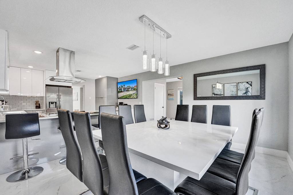 Hollywood Home 978788
