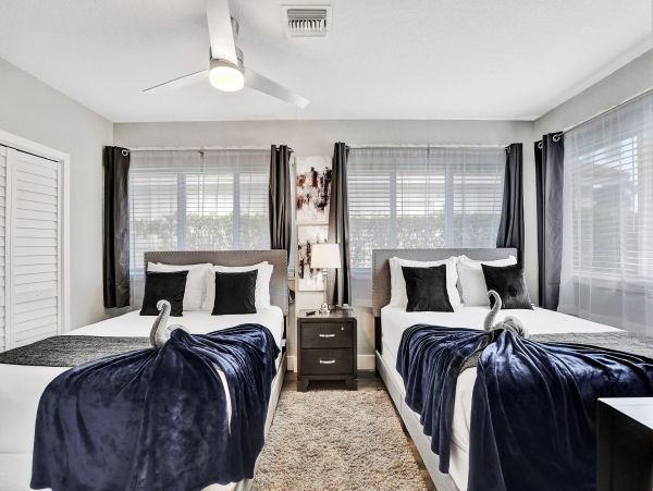 Hollywood Home 978788