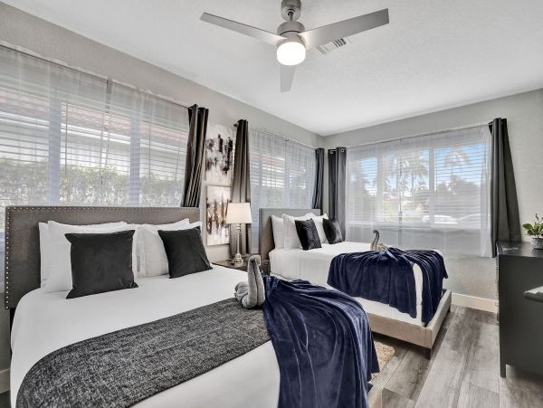 Hollywood Home 978788