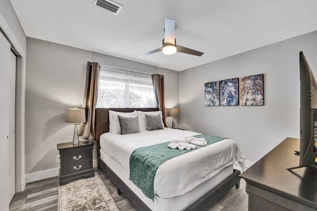 Hollywood Home 978788