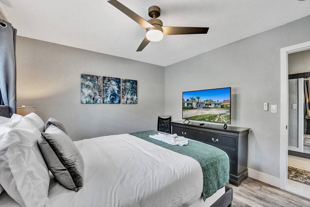 Hollywood Home 978788