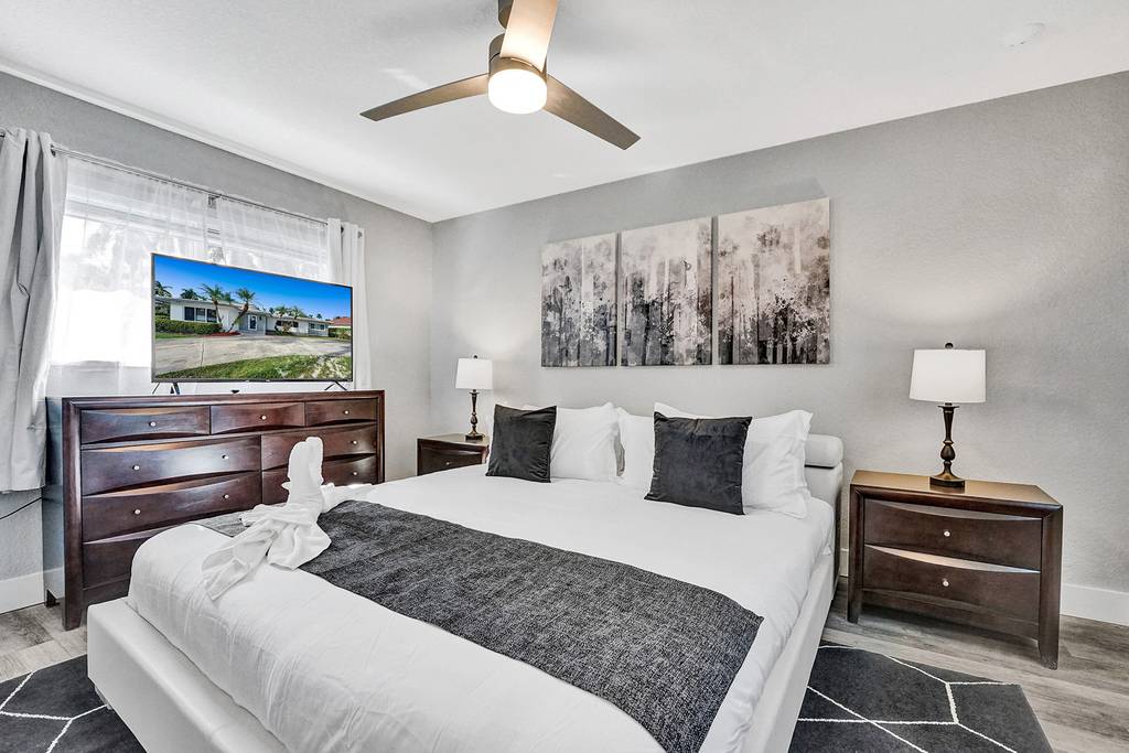 Hollywood Home 978788
