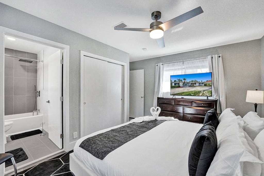 Hollywood Home 978788