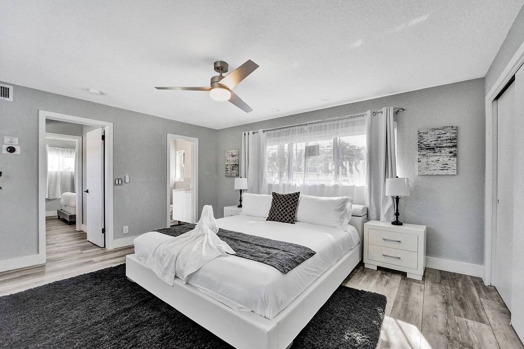 Hollywood Home 978788
