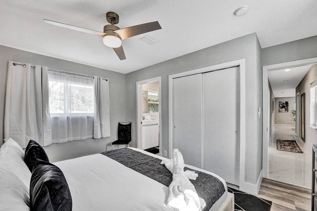 Hollywood Home 978788