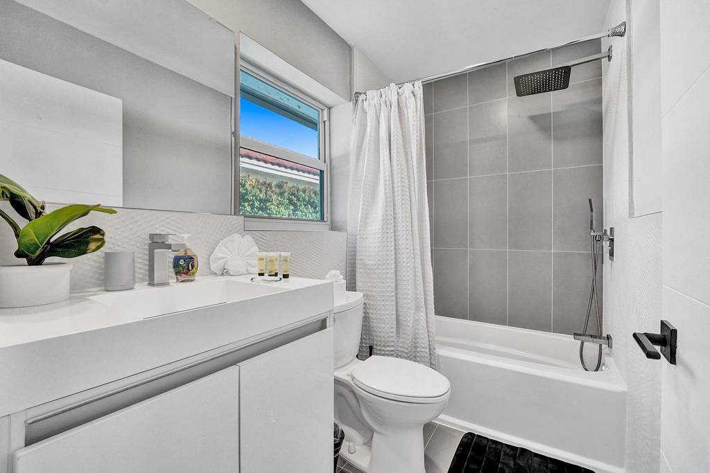 Hollywood Home 978788