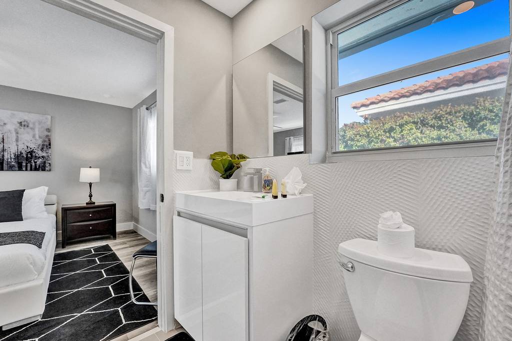 Hollywood Home 978788