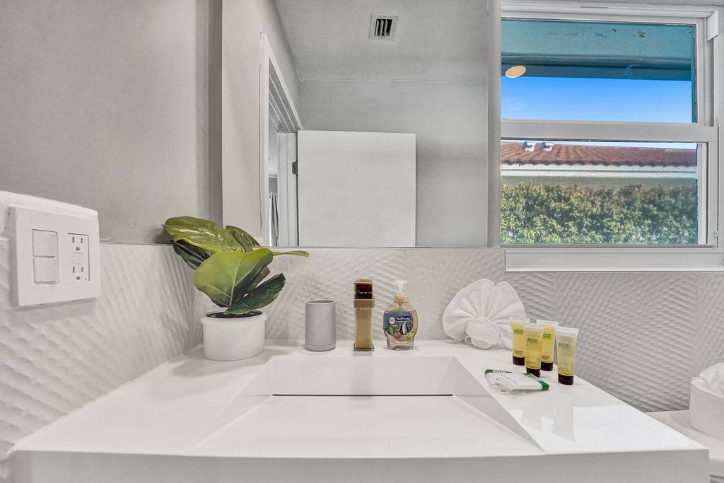 Hollywood Home 978788
