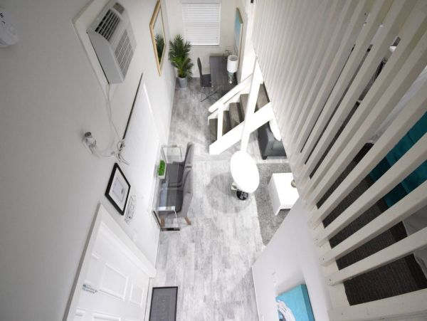 Hollywood Condo 978790