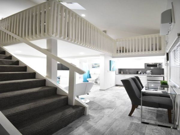 Hollywood Condo 978790