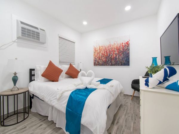 Hollywood Condo 978791