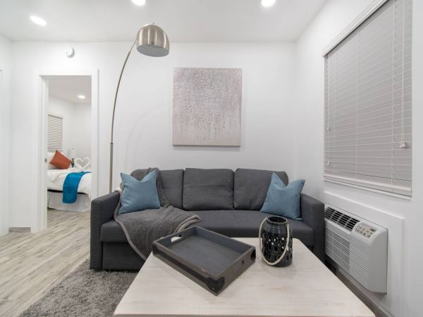 Hollywood Condo 978791