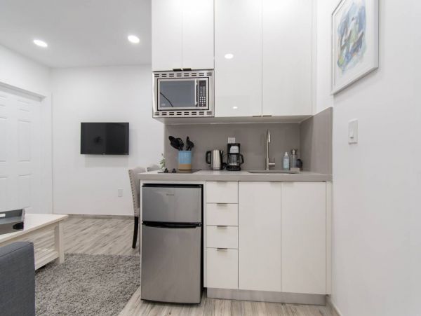 Hollywood Condo 978791