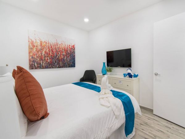 Hollywood Condo 978791