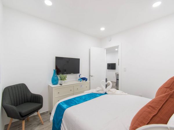 Hollywood Condo 978791