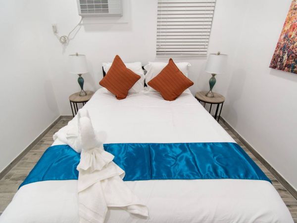Hollywood Condo 978791