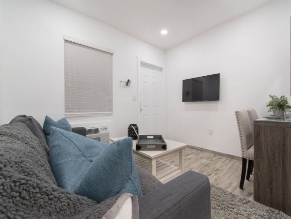 Hollywood Condo 978791