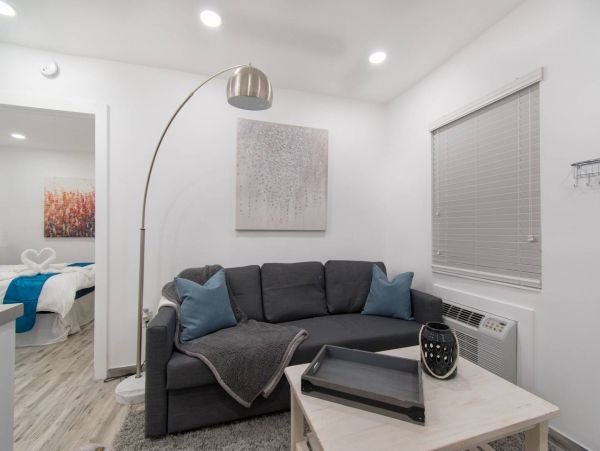 Hollywood Condo 978791