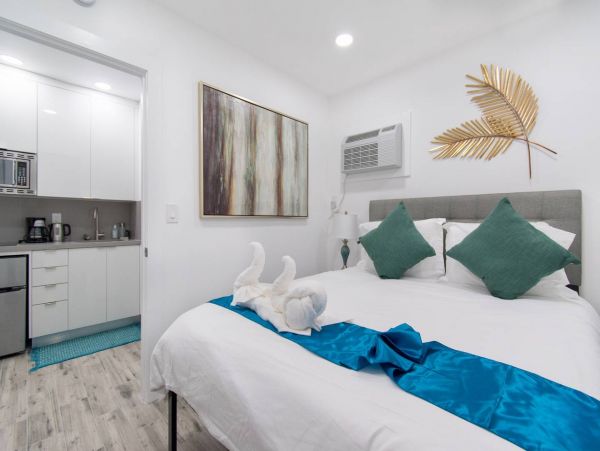 Hollywood Condo 978793