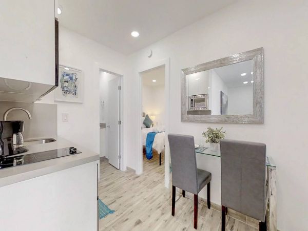 Hollywood Condo 978793