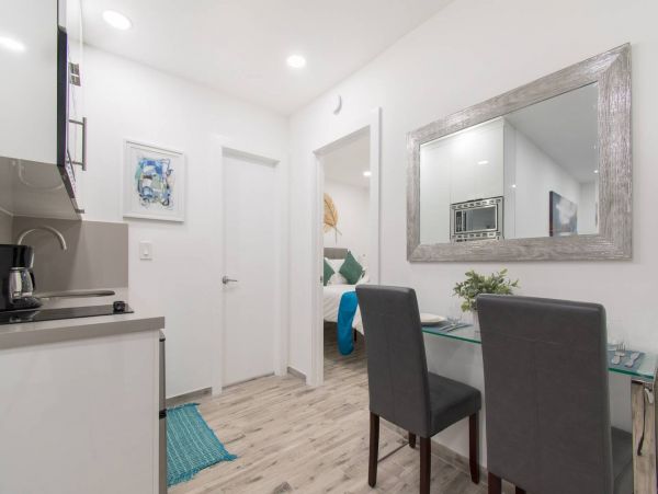Hollywood Condo 978793
