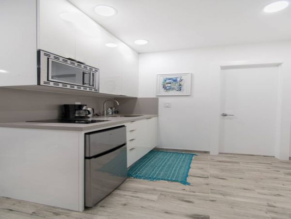 Hollywood Condo 978793