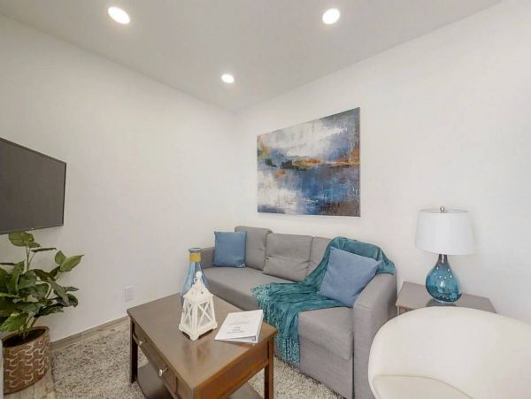 Hollywood Condo 978793