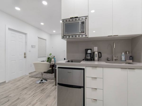 Hollywood Condo 978793
