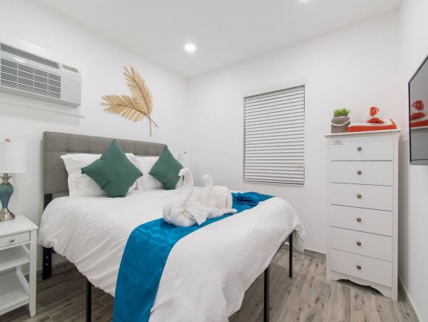 Hollywood Condo 978793