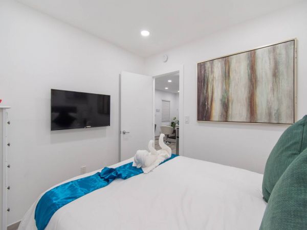 Hollywood Condo 978793