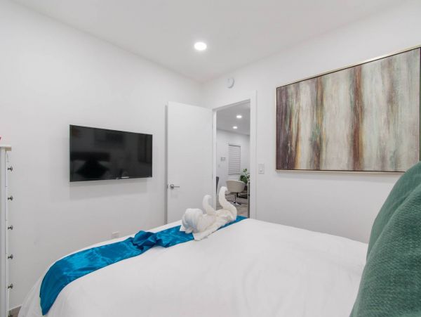 Hollywood Condo 978793