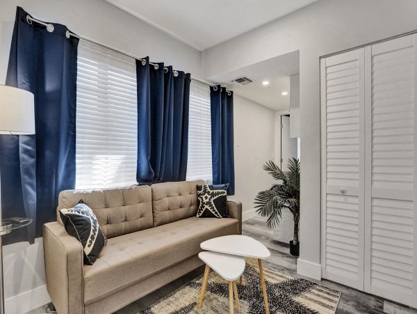 Hollywood Condo 978795