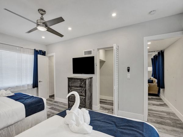 Hollywood Condo 978795