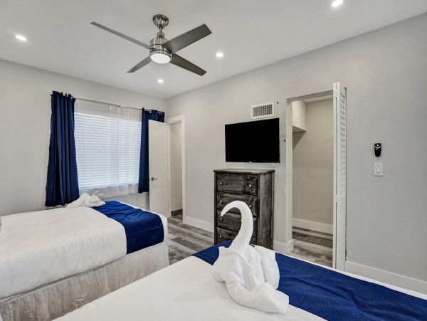 Hollywood Condo 978795