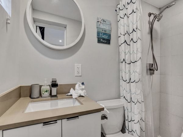 Hollywood Condo 978795