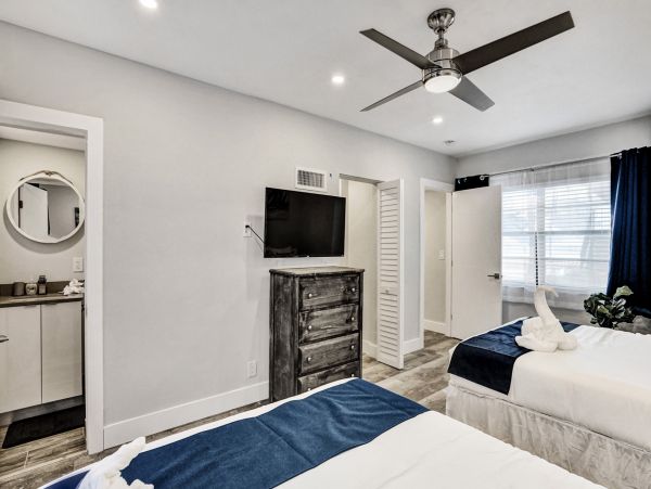 Hollywood Condo 978795