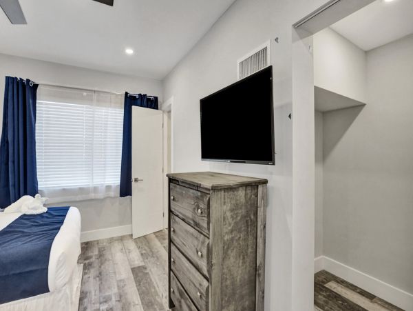 Hollywood Condo 978795