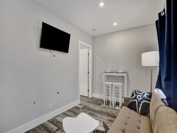 Hollywood Condo 978795