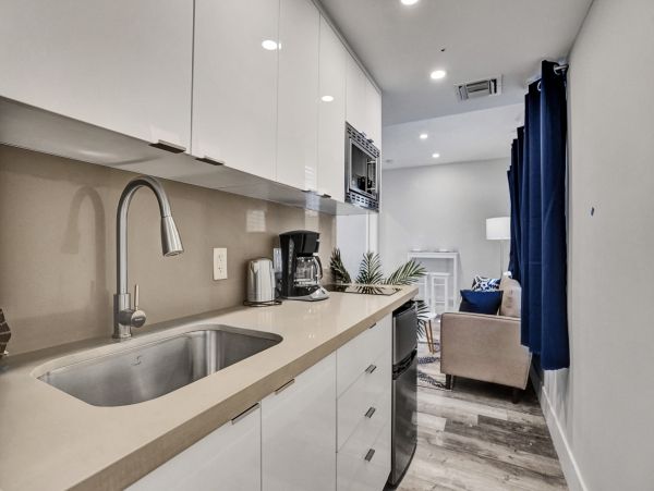Hollywood Condo 978795