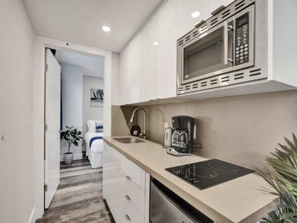 Hollywood Condo 978795