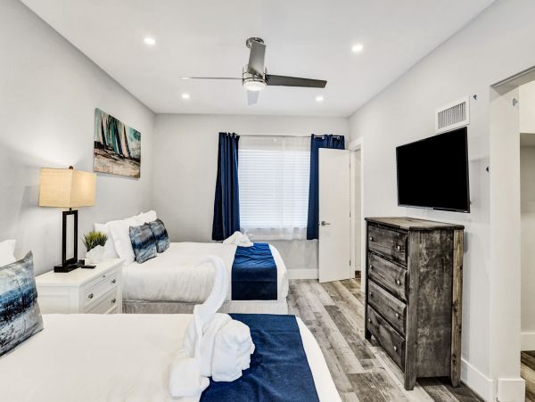 Hollywood Condo 978795