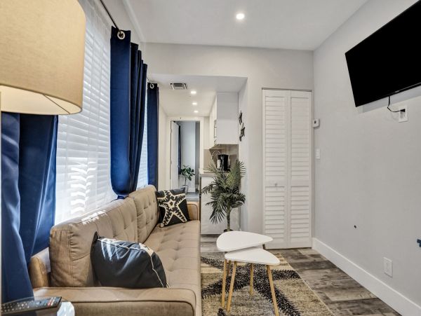 Hollywood Condo 978795