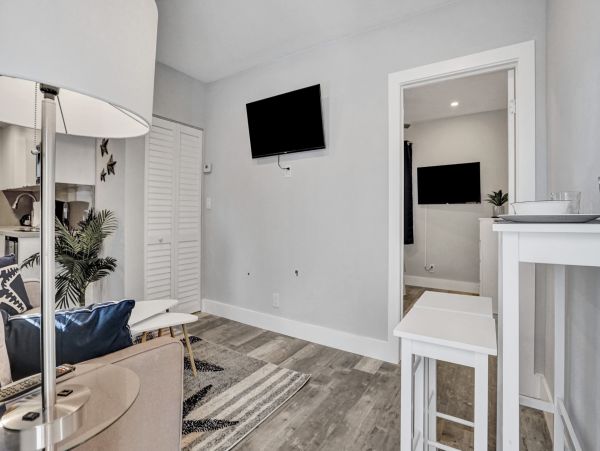 Hollywood Condo 978795