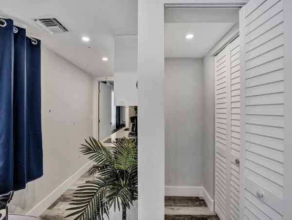 Hollywood Condo 978795