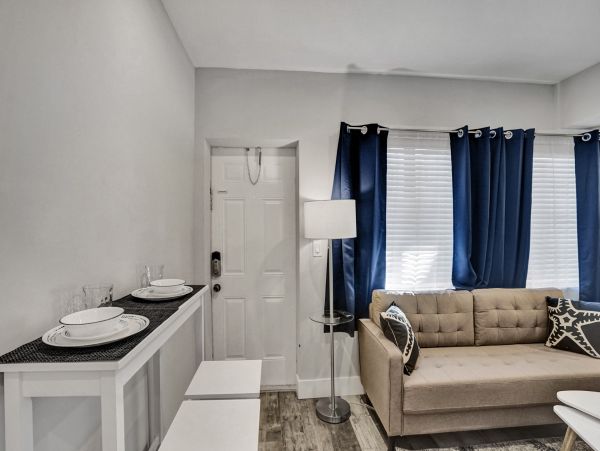 Hollywood Condo 978795