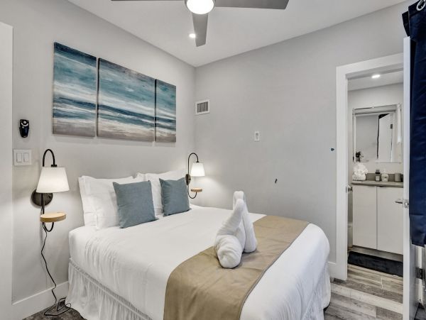 Hollywood Condo 978795