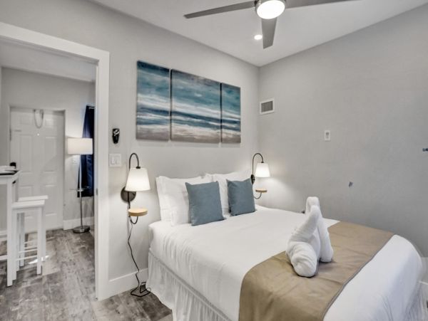 Hollywood Condo 978795